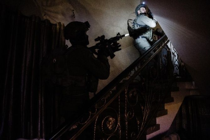 الاحتلال يعتقل 11 مواطناً من اذنا غرب الخليل