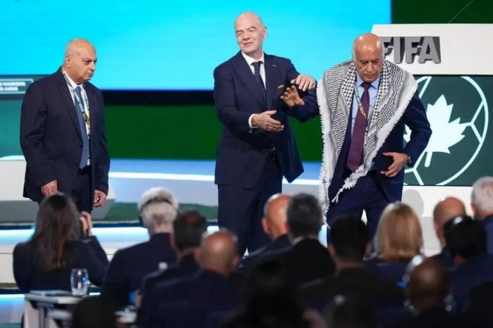 جبريل الرجوب يرفض مصافحة ممثل الاتحاد “الاسرائيلي” لكرة القدم خلال اجتماع الفيفا