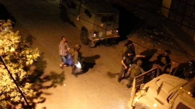 الاحتلال يعتقل مواطناً ونجله “12 عامًا” من مخيم الجلزون