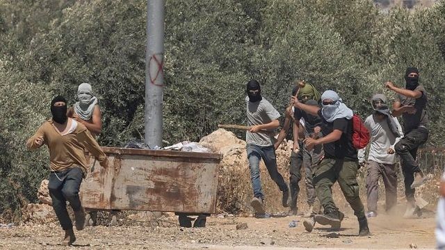 مستوطنون يهاجمون المزارعين ويجبرونهم على مغادرة أراضيهم شرق رام الله