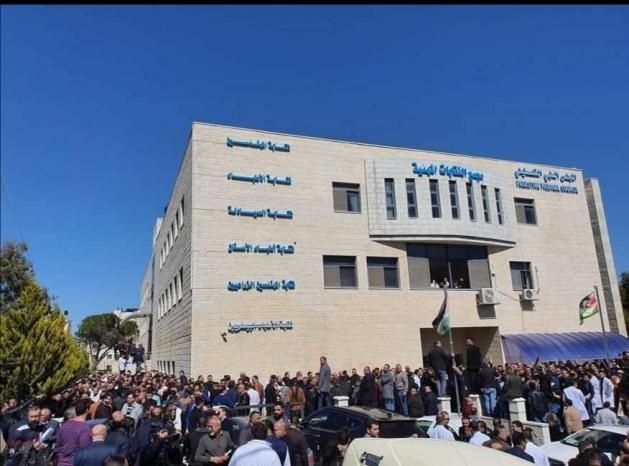 نقابة الأطباء تقدّم مقترحًا للحكومة لاعتماد آلية جديدة للرواتب