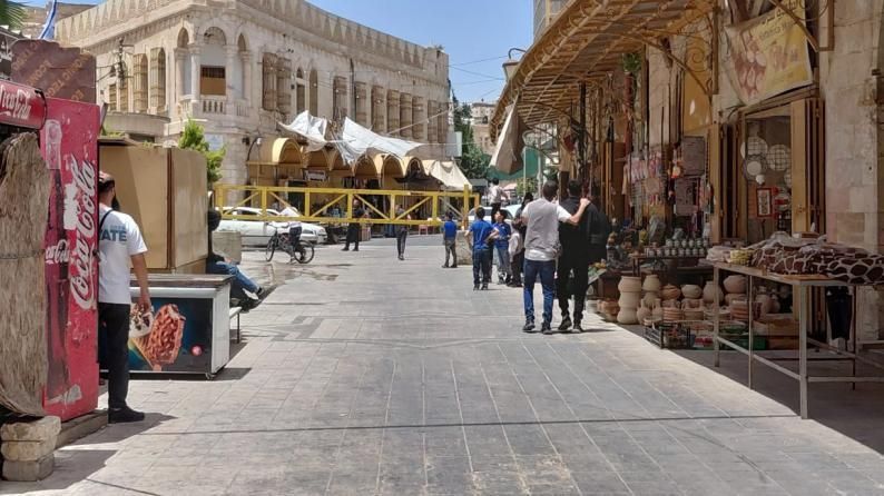 الاحتلال ينصب بوابة حديدية وبرجا عسكريا في البلدة القديمة بالخليل