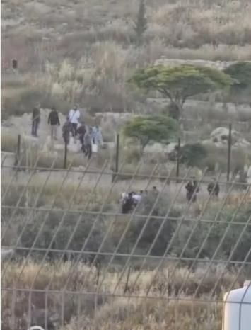 الاحتلال يجبر أهالي قرية العصاعصة على إخراج ميت من قبره