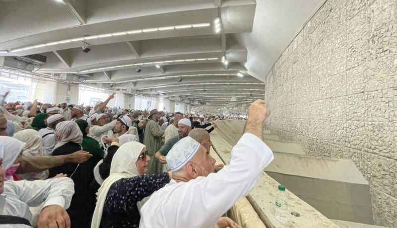 الحجاج يواصلون رمي الجمرات في آخر أيام التشريق