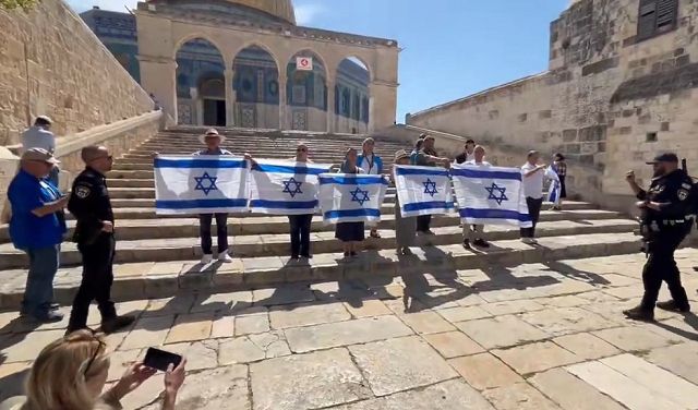 مستوطنون يقتحمون الأقصى ويغنون النشيد الوطني رافعين أعلام الاحتلال