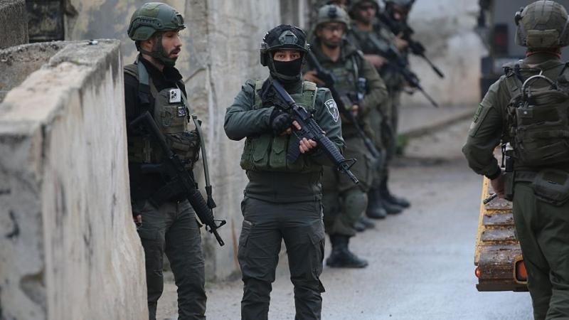 اعتقال مواطن والاعتداء على شقيقه في العيزرية شرق القدس