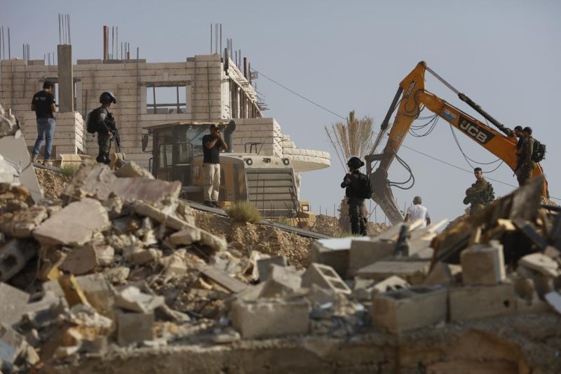 الاحتلال يهدم عشرات المنشآت التجارية والصناعية في العيزرية