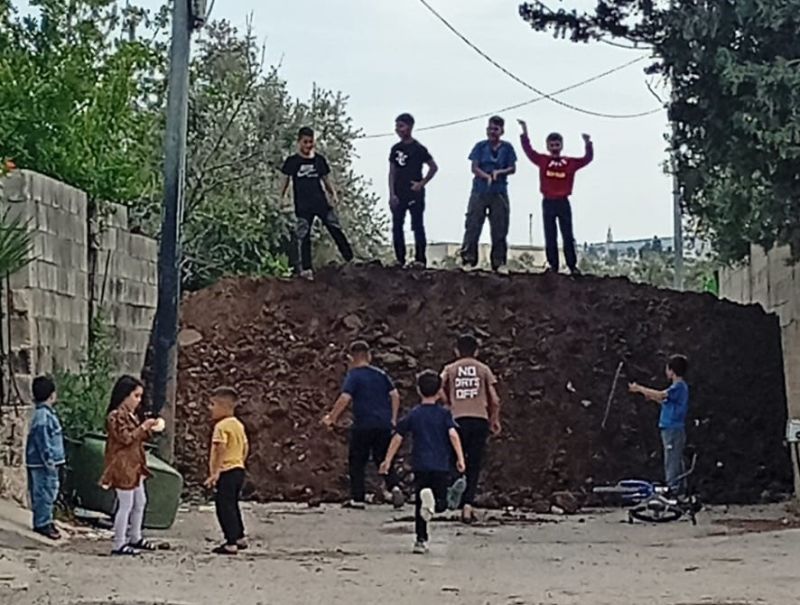 الاحتلال يغلق طرقا داخلية في قرية زبوبا غرب جنين