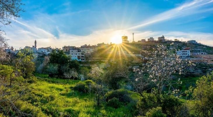 الطقس: أجواء صيفية معتدلة نهارا ومنعشة ليلا