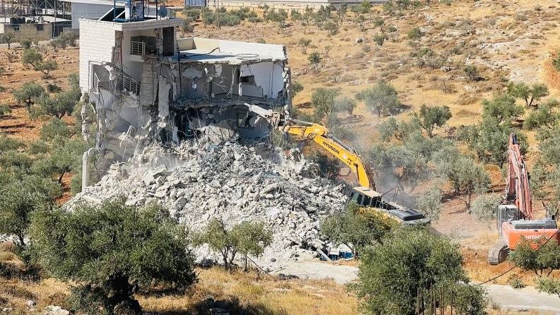 الاحتلال يخطر بهدم 15 منزلا في تقوع