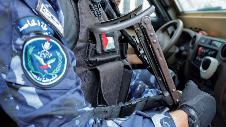 الشرطة تقبض على شخصين من تجار المخدرات في كفر عقب