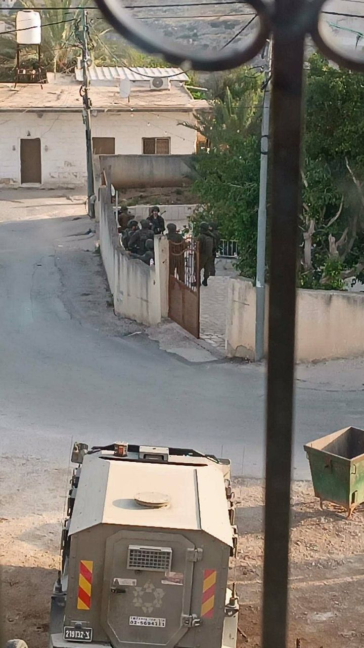 الاحتلال يشن عدوانا على دير الغصون شمال طولكرم: اعتقالات واسعة وتحويل منزل لثكنة عسكرية