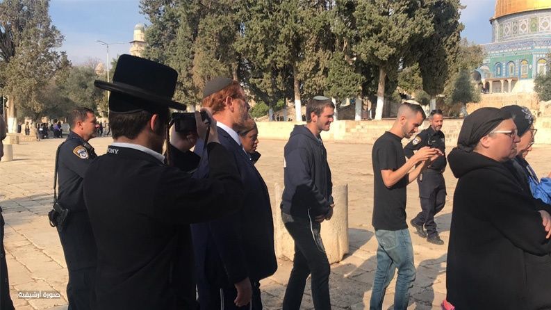 مستوطنون بقيادة المتطرف “غليك” يقتحمون الأقصى