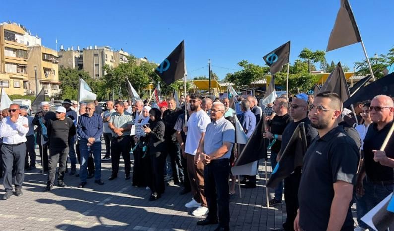 برفع الرايات السوداء.. تظاهرة في اللد بالداخل المحتل ضد الجريمة والإتاوة وتنديدًا بتقاعس شرطة الاحتلال