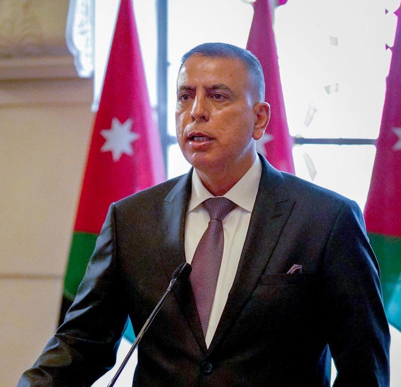 “الوضع زبالة”.. وزير الداخلية الأردني يعلق على واقع السفر عبر جسر الملك حسين