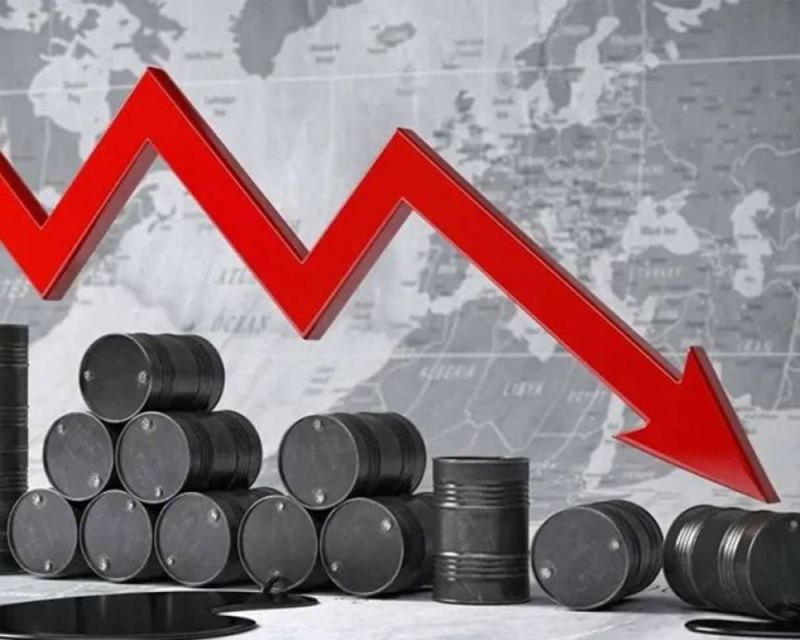 النفط ينخفض لأدنى مستوى له منذ أربعة أشهر