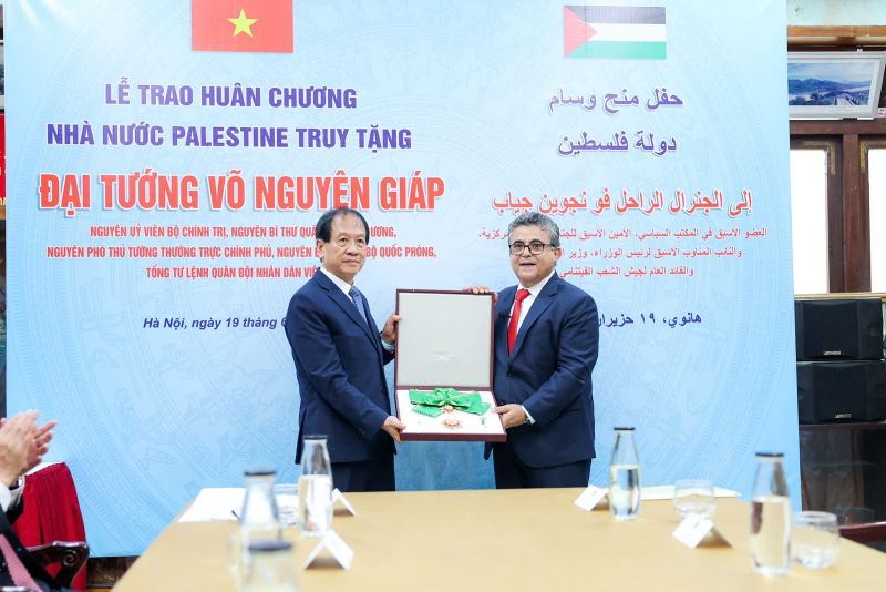 الرئيس يمنح الجنرال الفيتنامي الراحل فو نغوين جياب الوشاح الأكبر من وسام دولة فلسطين