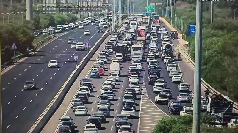 صور : الحريديم يغلقون الطرق الرئيسية في إسرائيل ويهددون بتصعيد غير