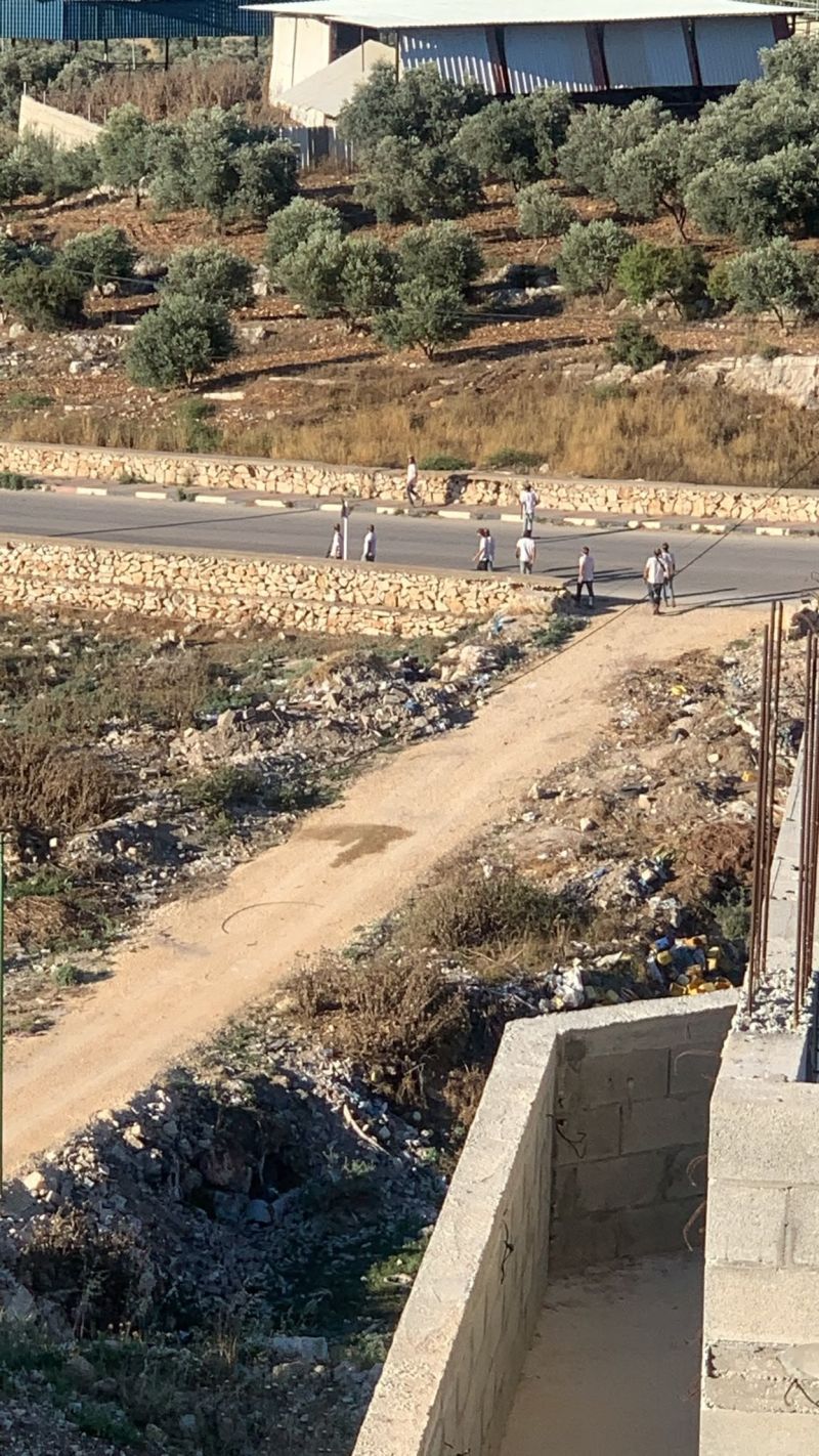 مستوطنون يقتحمون عرابة ويغلقون الطريق الرئيسي فيها