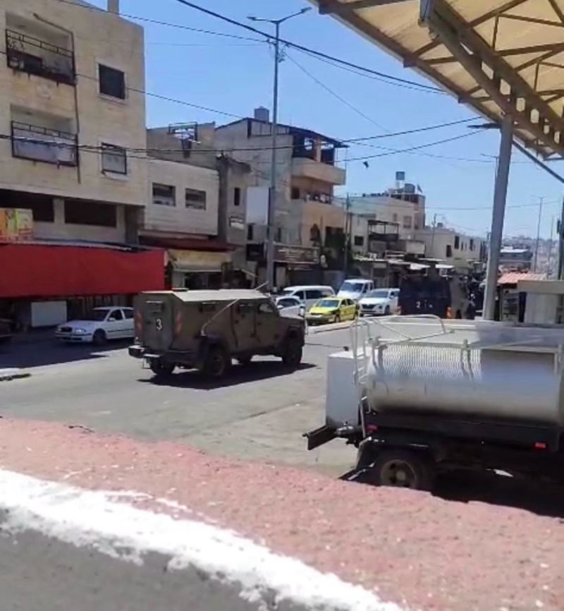 الاحتلال يعتقل شابا ويعتدي على طفل عقب محاصرة منزل في مدينة نابلس