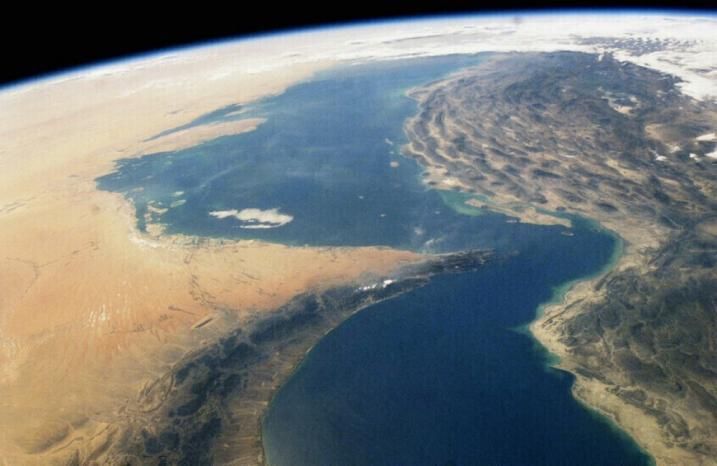بلومبرغ: حركة الملاحة عبر مضيق هرمز تشهد توقفا شبه تام