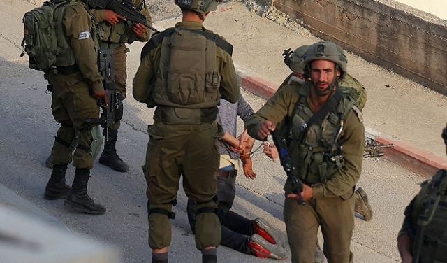 الاحتلال يعتقل 3 شبان من كفر عقب شمال القدس
