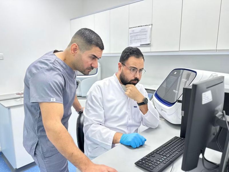 إنجاز طبي فلسطيني.. الدكتور محمود رزيقات يحدد طفرة وراثية مسببة لمرض نادر لدى عائلة فقدت 13 طفلًا