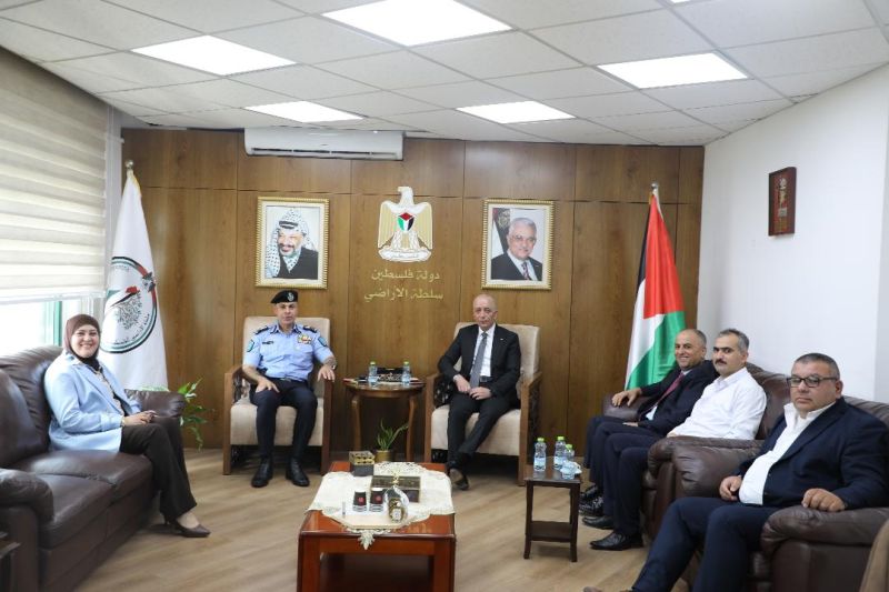 رئيس سلطة الأراضي يسلم تخصيصا لقطعة أرض في عنبتا لصالح الداخلية ومنفعة الشرطة