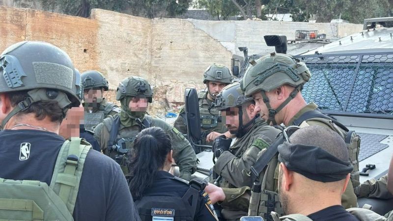 الاحتلال يفرض حظر تجوال على مخماس شمال القدس ويعتقل 15 مواطنا بينهم سيدة