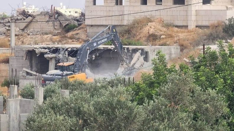 الاحتلال يهدم منزلين قيد الإنشاء في شقبا برام الله
