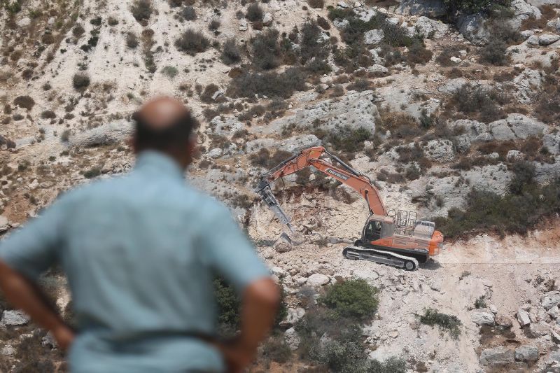 الاحتلال يواصل تجريف أراضٍ في سنجل شمال رام الله لصالح بؤرة استعمارية