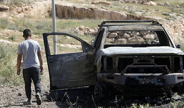 إرهاب المستوطنين يضرب صوريف.. إحراق مركبات وإصابة 3 فلسطينيين