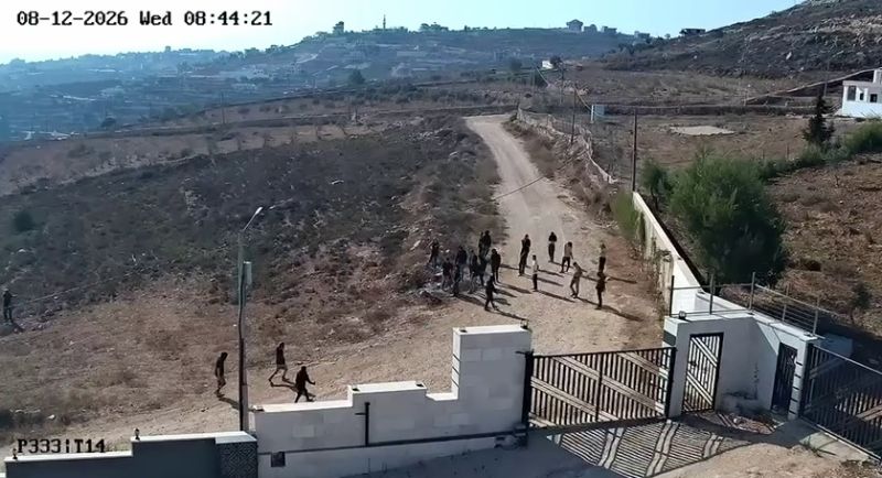 مستوطنون يحاصرون منزلًا ويخربون طرقًا في قصرة جنوب نابلس