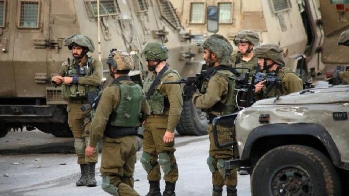 الاحتلال يعتقل ثلاثة عمال ويحتجز رئيس بلدية الخليل والطاقم الهندسي في البلدة القديمة