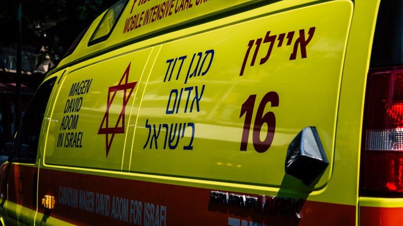 3 إصابات بعملية طعن في الطيبة داخل أراضي الـ48