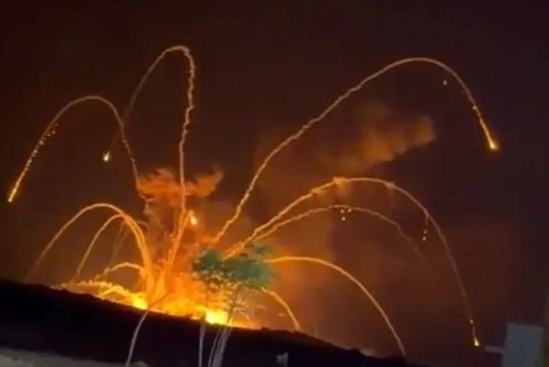 إصابات في انفجارات ضخمة بمستودع أسلحة للجيش السوري بريف حلب