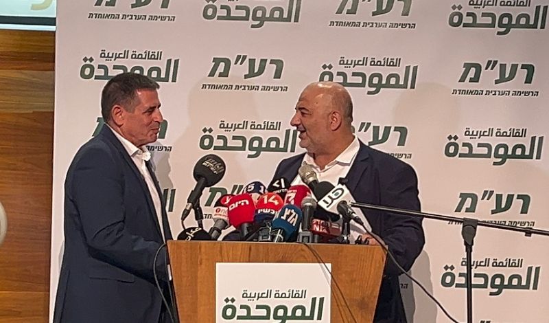 المشتركة: منصور عباس فضّل شراكة مع ضابط يعتز بصهيونيته على الوحدة مع الأحزاب العربية