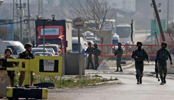 الاحتلال يحتجز متضامنا أجنبيا ويشدد إجراءاته العسكرية عند مدخل المغير