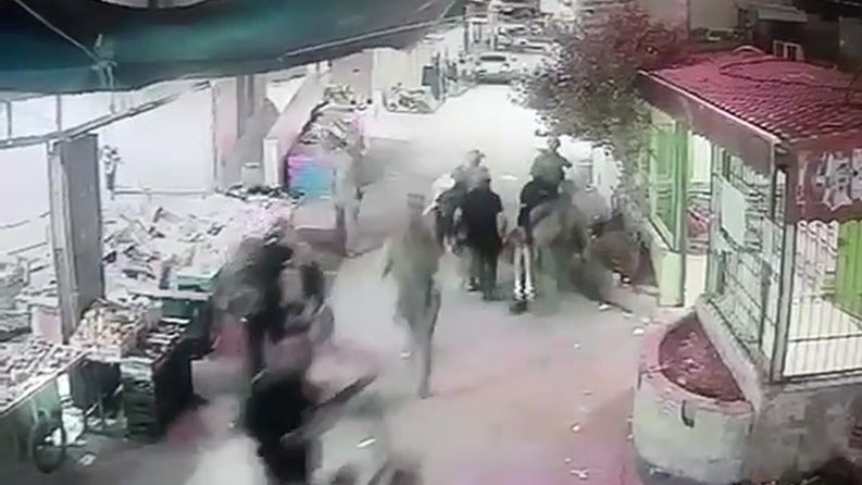 الاحتلال يعتقل شابين أحدهما مصاب في مخيم بلاطة شرق نابلس 