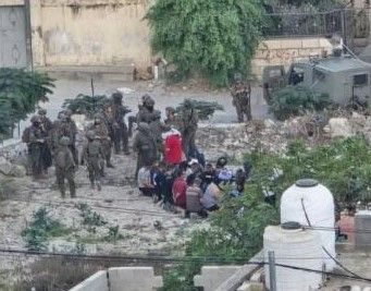 الاحتلال يفتش منازل ويحتجز عشرات المواطنين ويستجوبهم في برقة شمال غرب نابلس