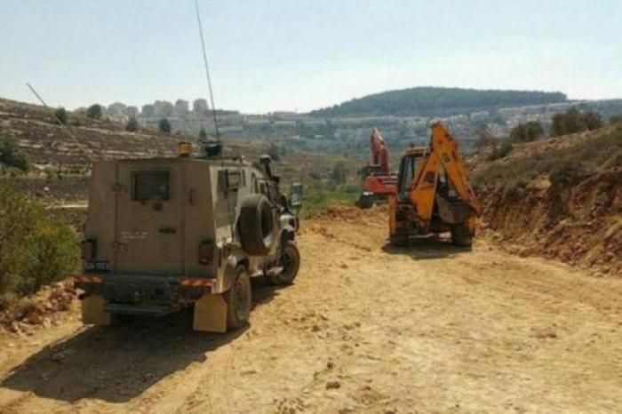 الاحتلال يوقف العمل بتعبيد شارع غرب رام الله ويستولي على آليات