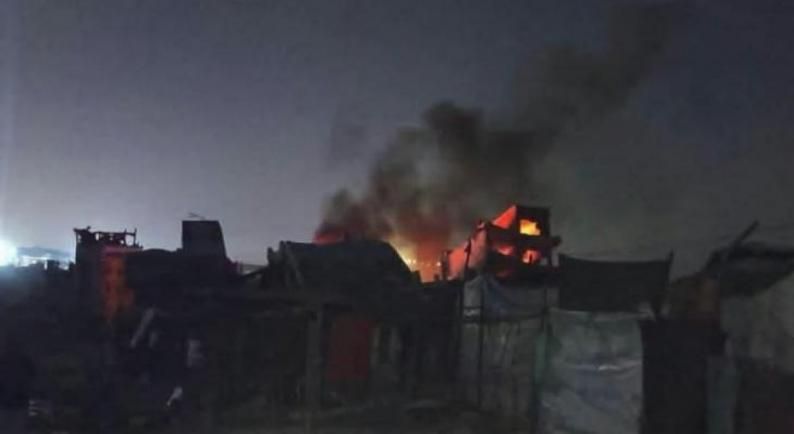 الاحتلال يحرق خيام النازحين ويوسّع “المنطقة الصفراء” في غزة