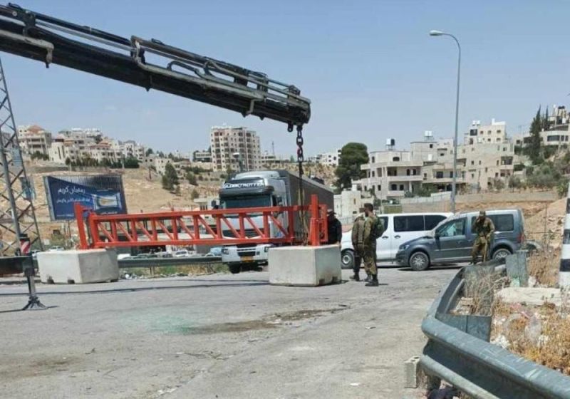 قوات الاحتلال تنصب بوابة حديدية في قرية المجد غرب دورا