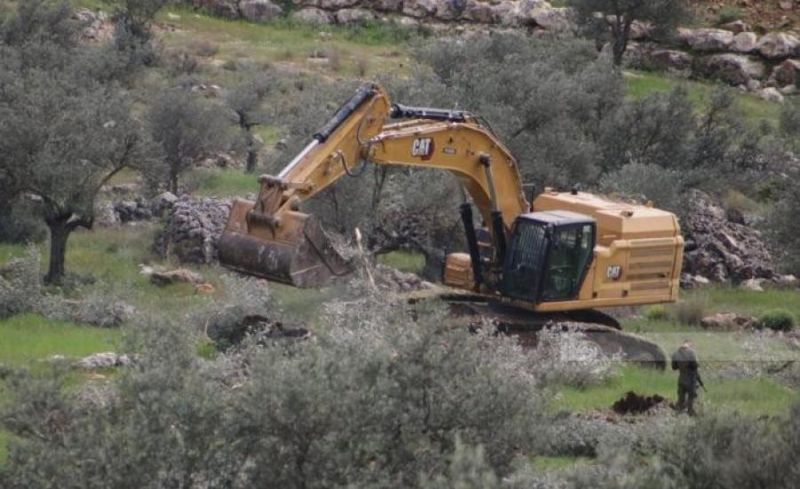 الاحتلال يجرف أراضي ويقتلع أشجار زيتون في دير قديس غرب رام الله