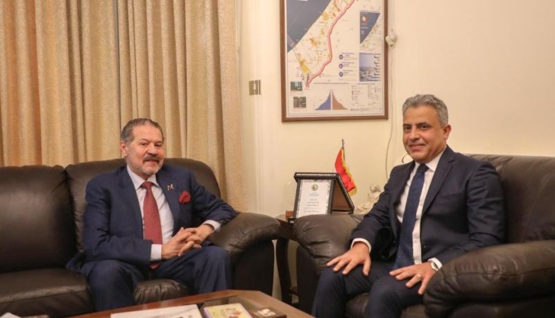 ياسر عباس يلتقي السفير المصري الجديد لدى دولة فلسطين