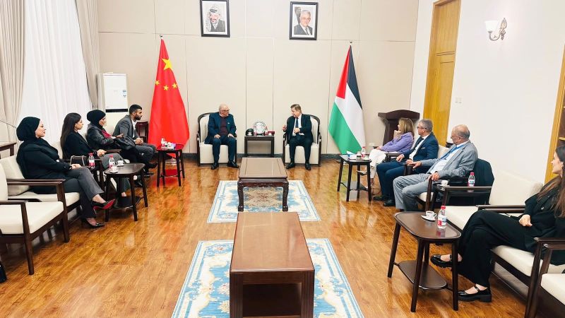 الحملة الأكاديمية الدولية تبحث مع سفير فلسطين في بكين تعزيز الدبلوماسية الأكاديمية الشعبية وتوسيع الشراكة الفلسطينية الصينية الشعبية.