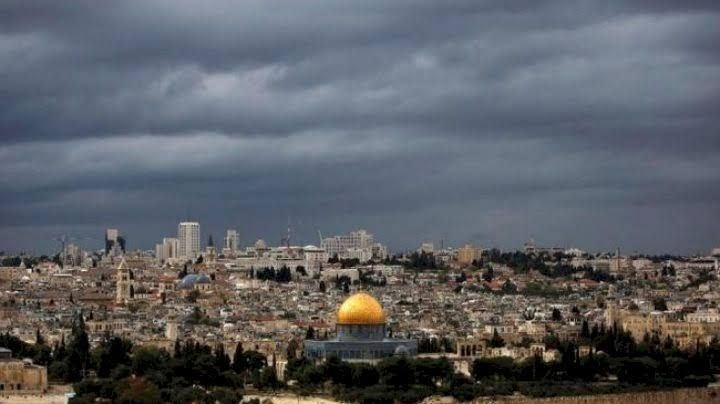 حالة الطقس: انخفاض على درجات الحرارة وسقوط زخات متفرقة من الأمطار