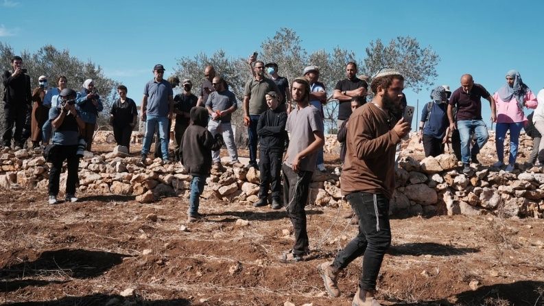 إصابة 3 مواطنين أحدهم بالرصاص الحي وسرقة 380 رأسا من الأغنام خلال هجوم مستوطنين على مسافر يطا