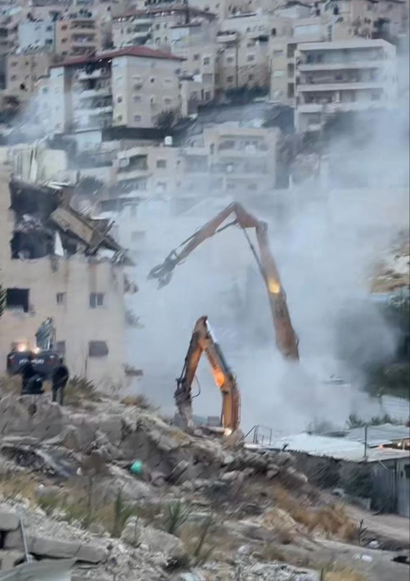 القدس.. جيش الاحتلال يهدم بناية سكنية في الطور