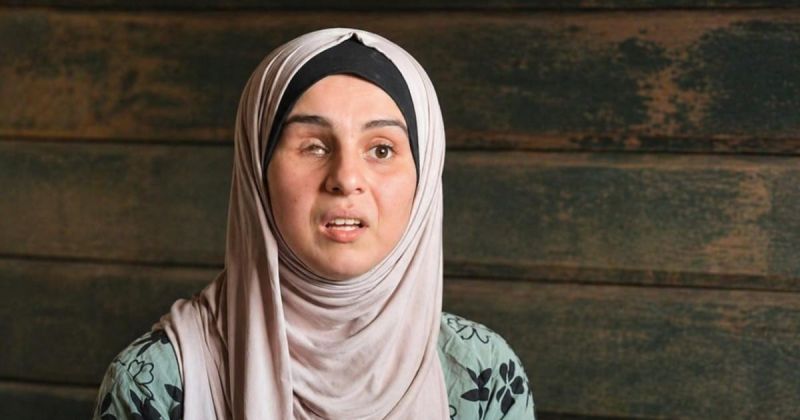 أريج السعافين.. عينٌ واحدة لا ترى العالم كما كان لكنها ما زالت تحاول أن ترسمه